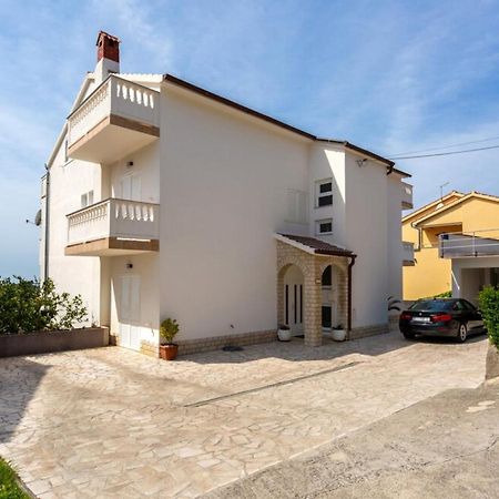 Guest House Lucija Banjol Esterno foto