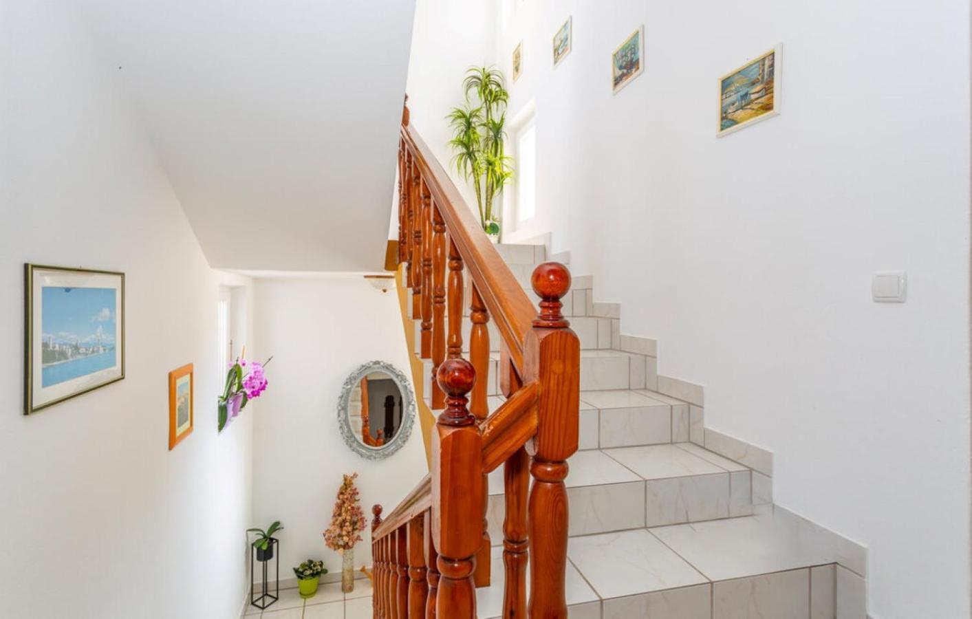 Guest House Lucija Banjol Esterno foto