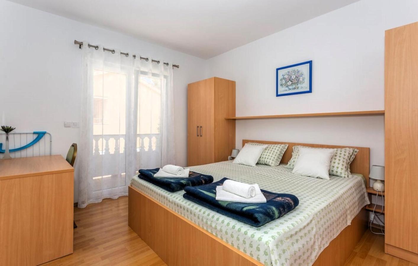 Guest House Lucija Banjol Esterno foto