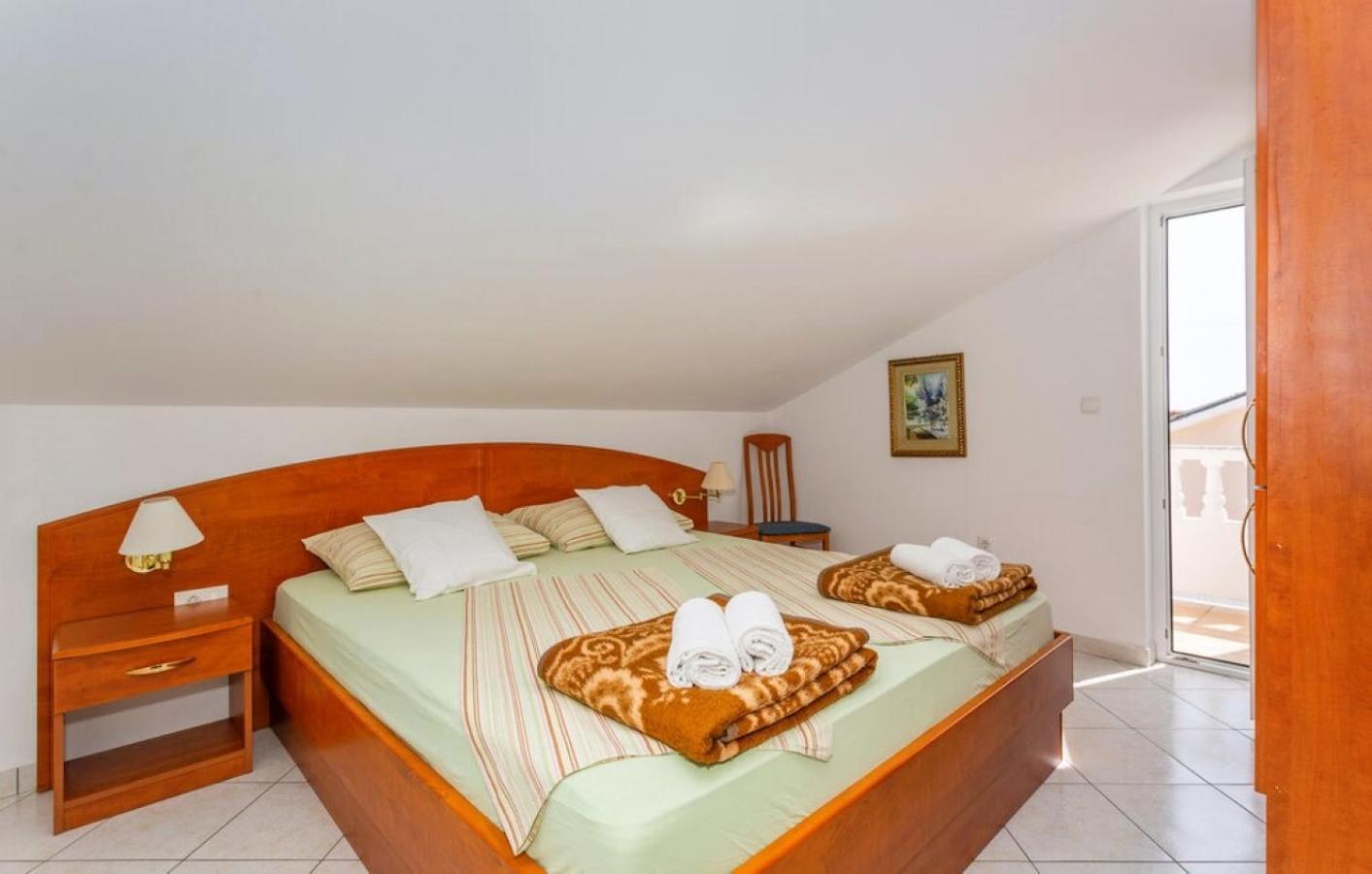 Guest House Lucija Banjol Esterno foto