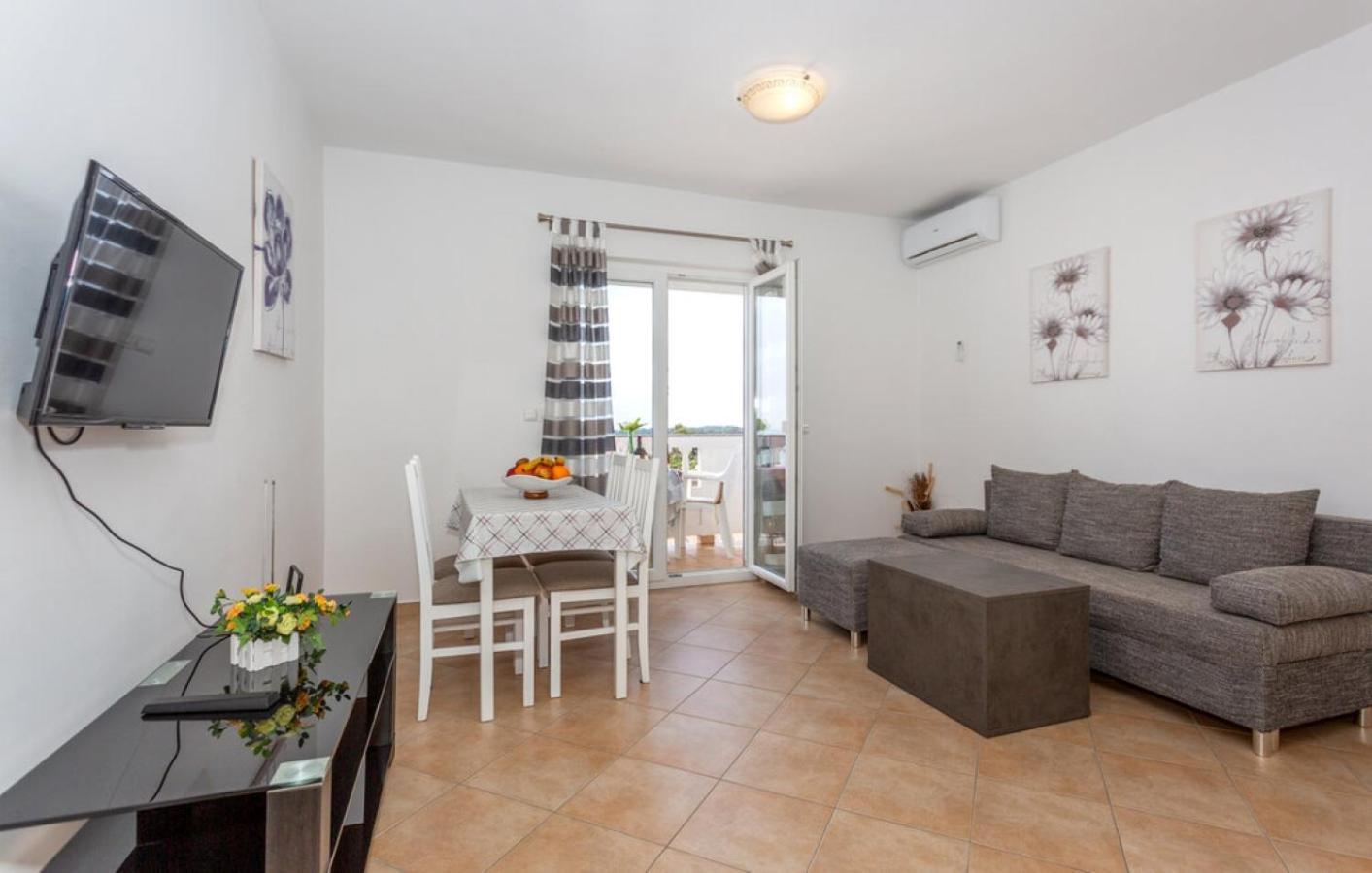 Guest House Lucija Banjol Esterno foto