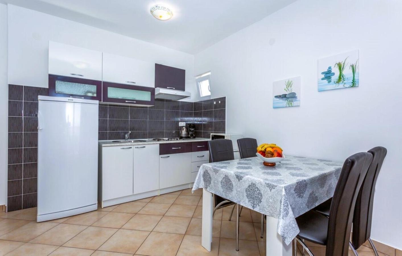 Guest House Lucija Banjol Esterno foto
