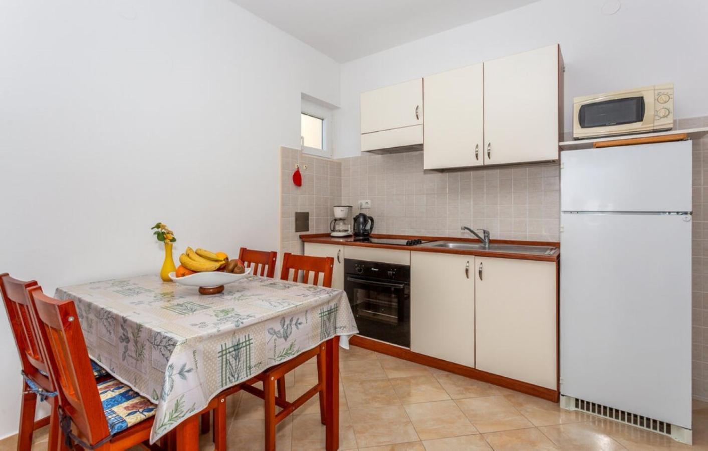 Guest House Lucija Banjol Esterno foto