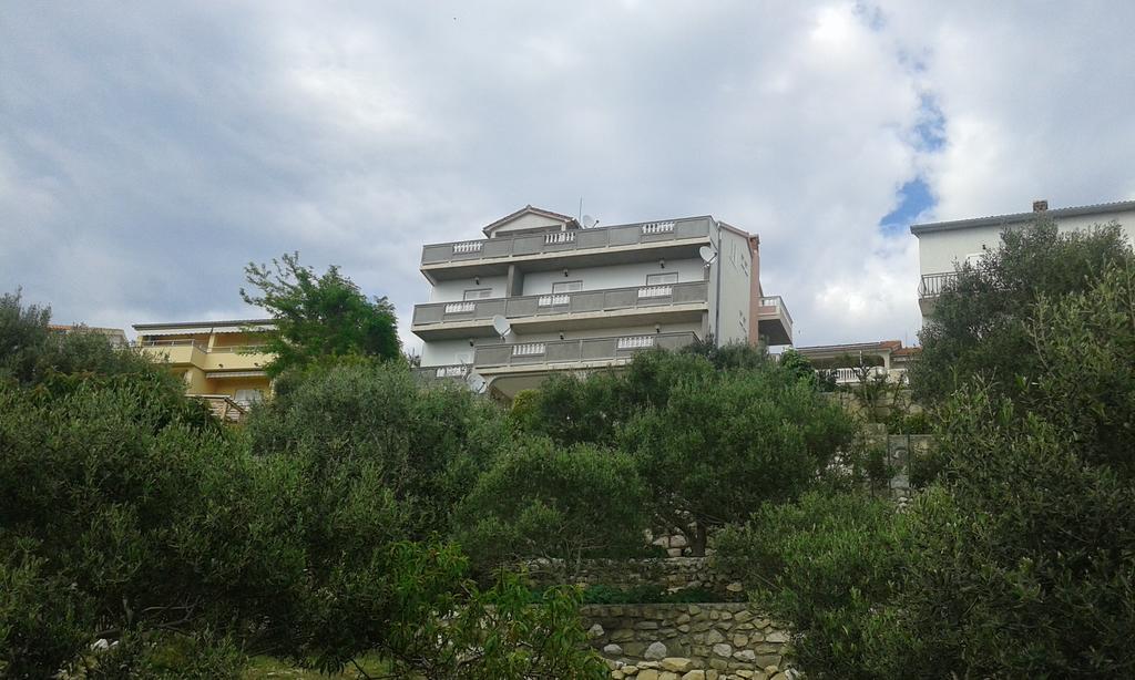 Guest House Lucija Banjol Esterno foto