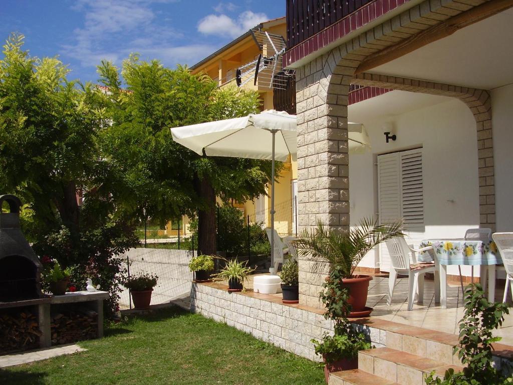 Guest House Lucija Banjol Esterno foto