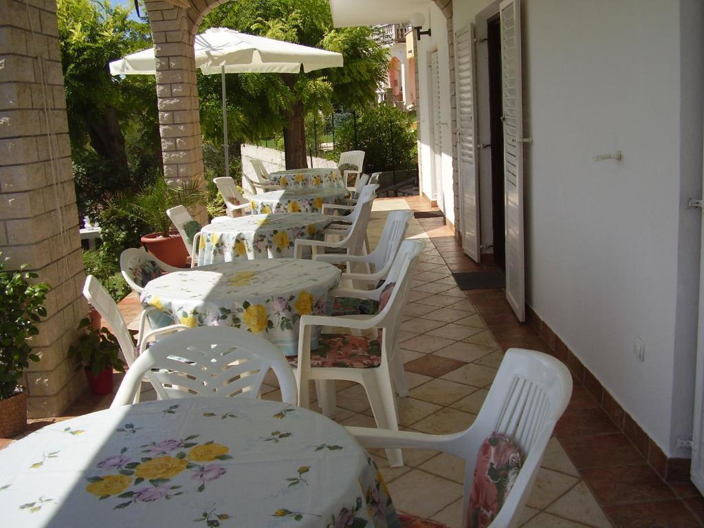 Guest House Lucija Banjol Esterno foto