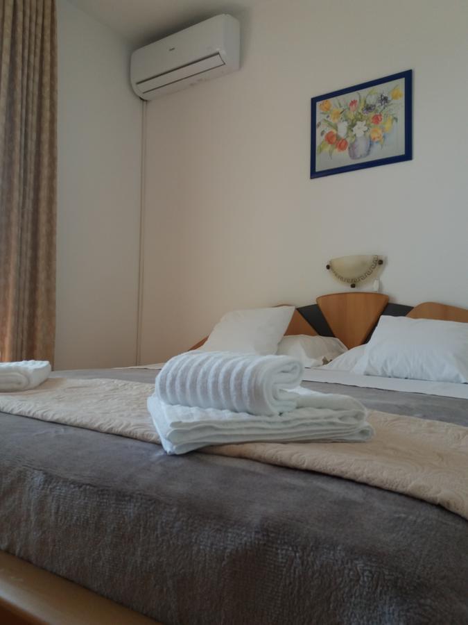 Guest House Lucija Banjol Esterno foto