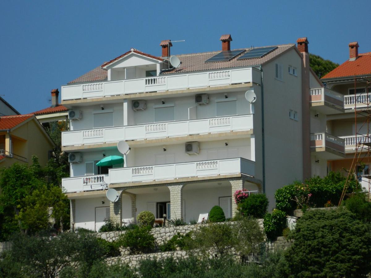 Guest House Lucija Banjol Esterno foto